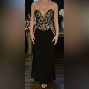 Black prom/special occasion dress Size 6 Brand:2 CUTE